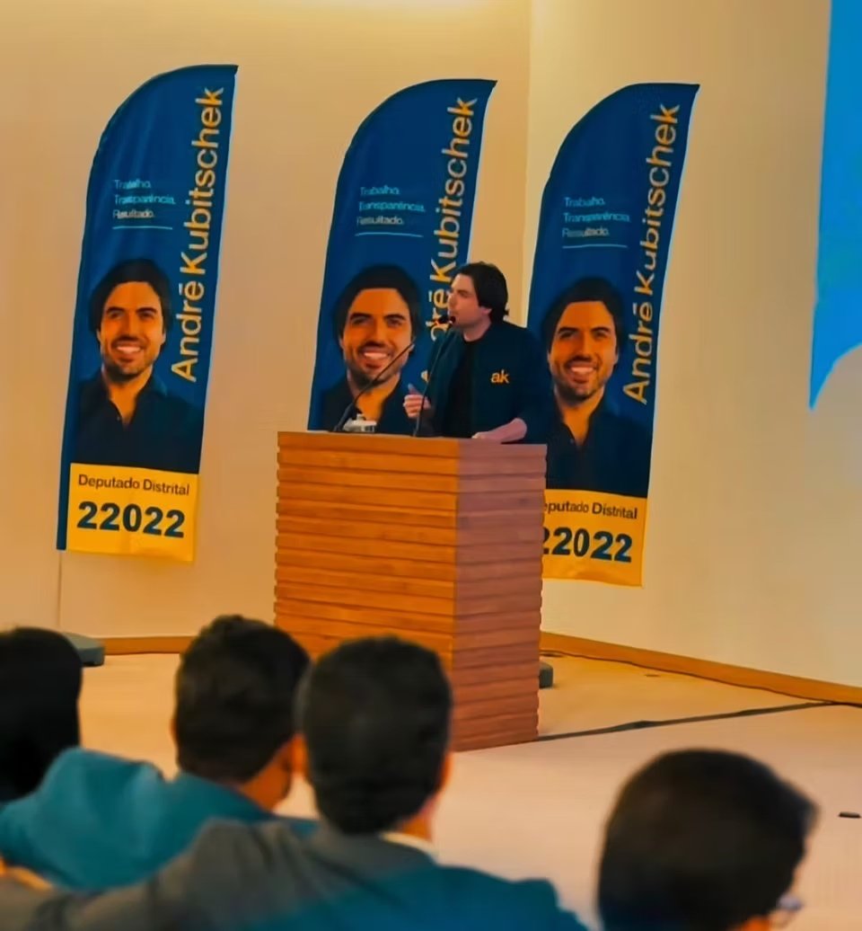 André Kubitschek fala ao público durante o encontro empresarial