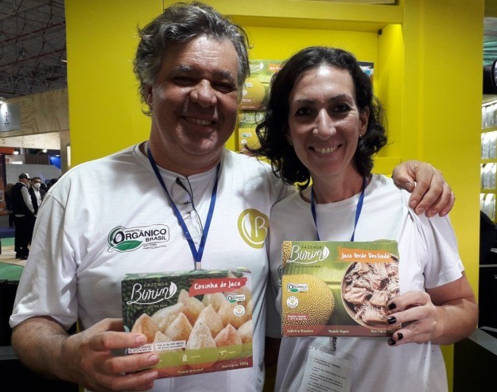 Representantes da Fazenda Burin apresentam produtos da marca em evento